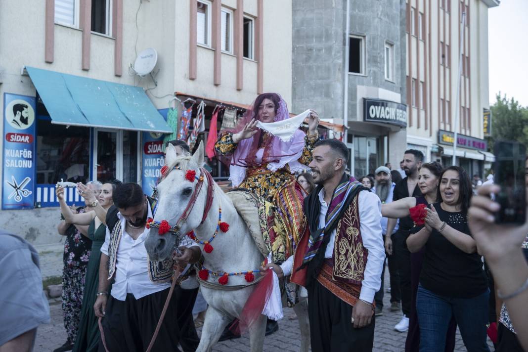 Almanya'dan gelin geldi: Tunceli düğününde tek tek hepsini yerine getirdi 11